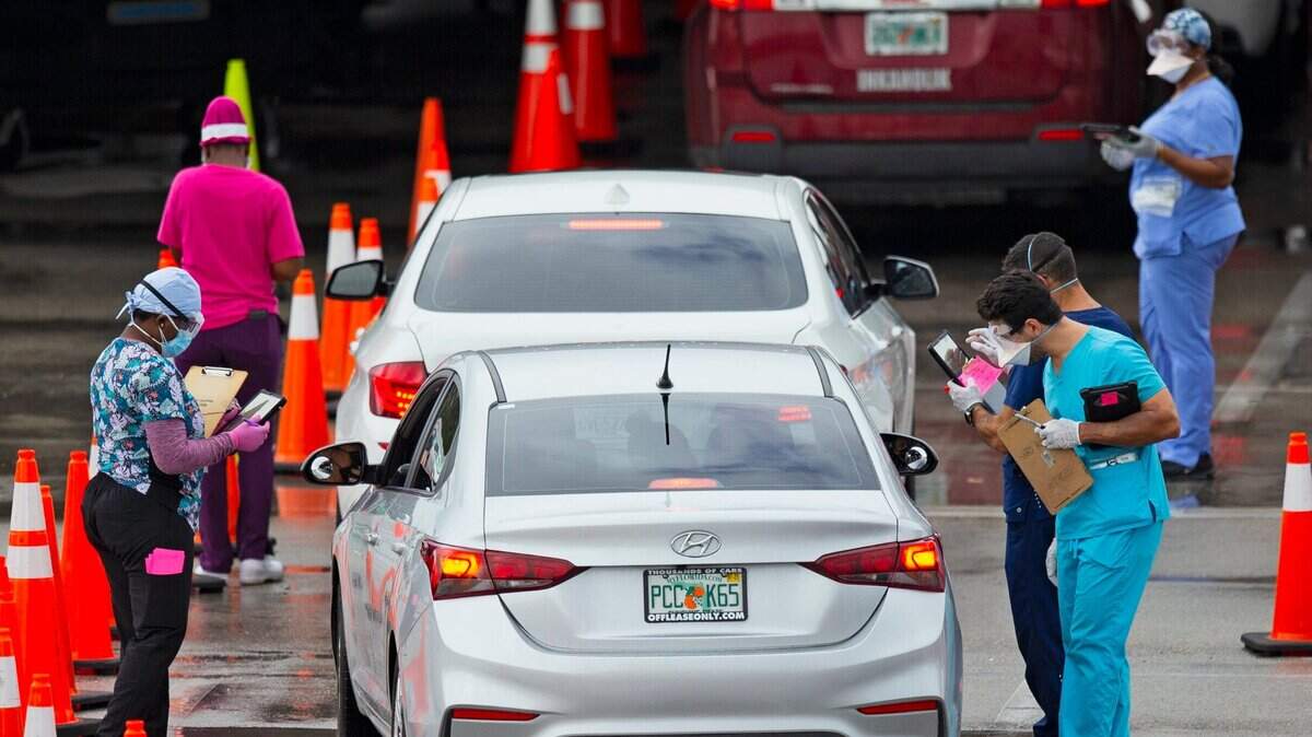 Foto de archivo. Los vehículos forman fila mientras los trabajadores de la salud ayudan a registrar a las personas que están siendo evaluadas en el centro de pruebas de COVID-19 en el Hard Rock Stadium en Miami Gardens, Florida, el 22 de noviembre de 2020.