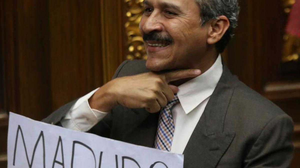 La decisión aprobada el lunes por la Asamblea “dejó a Maduro separado del cargo”.