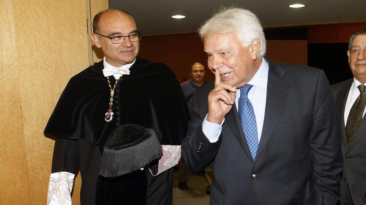 
El ex presidente del Gobierno socialista Felipe González y el Rector de la UA, Manuel Palomar, tras el acto de investidura del expresidente de Uruguay Julio Maria Sanginetti como Doctor Honoris Causa por la Universidad de Alicante. 
