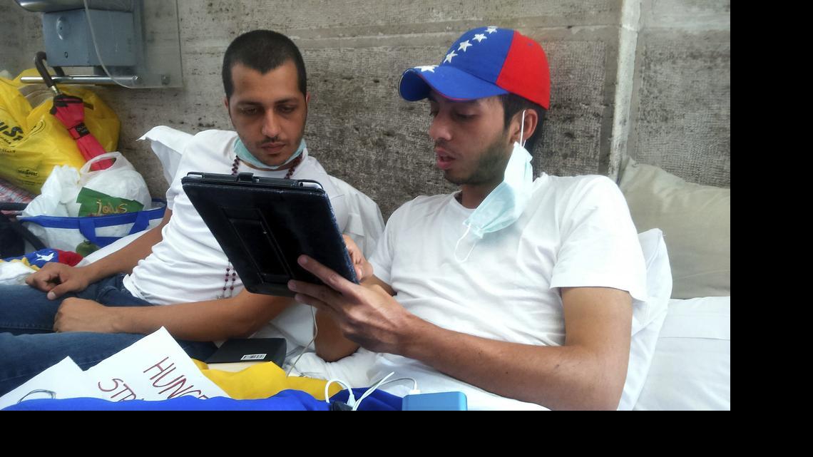 
Los opositores venezolanos, concejales de la ciudad de San Cristobal, Martín Paz (i) y José Vicente García (d), llevan cuatro días en huelga de hambre a las afueras del Vaticano para pedir la mediación del papa Francisco para que el gobierno de Nicolás Maduro libere a los presos políticos del país.
