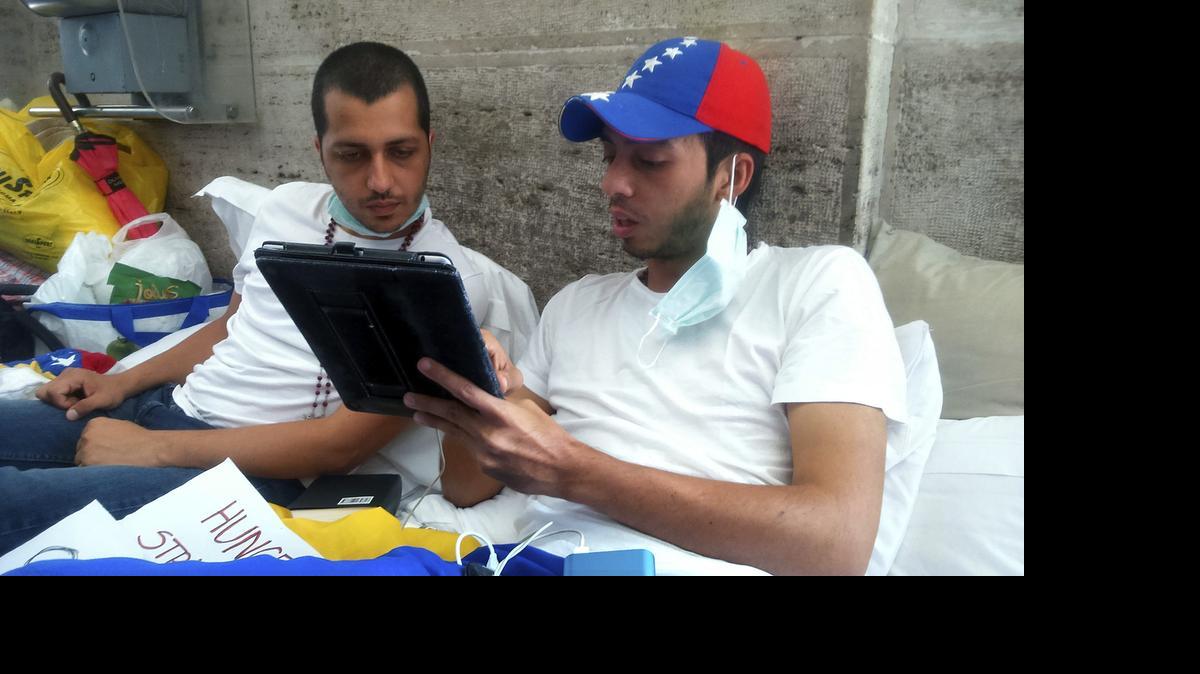 
Los opositores venezolanos, concejales de la ciudad de San Cristobal, Martín Paz (i) y José Vicente García (d), llevan cuatro días en huelga de hambre a las afueras del Vaticano para pedir la mediación del papa Francisco para que el gobierno de Nicolás Maduro libere a los presos políticos del país.
