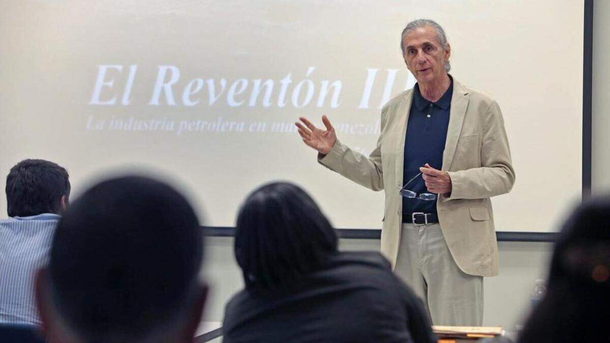 El cineasta Carlos Oteyza muestra la película "El Reventón" sobre impacto de la industria petrolera en las sociedad venezolana, durante una visita al Miramar Park of Commerce, en el Codado Broward, Florida, el 21 de mayo de 2015.