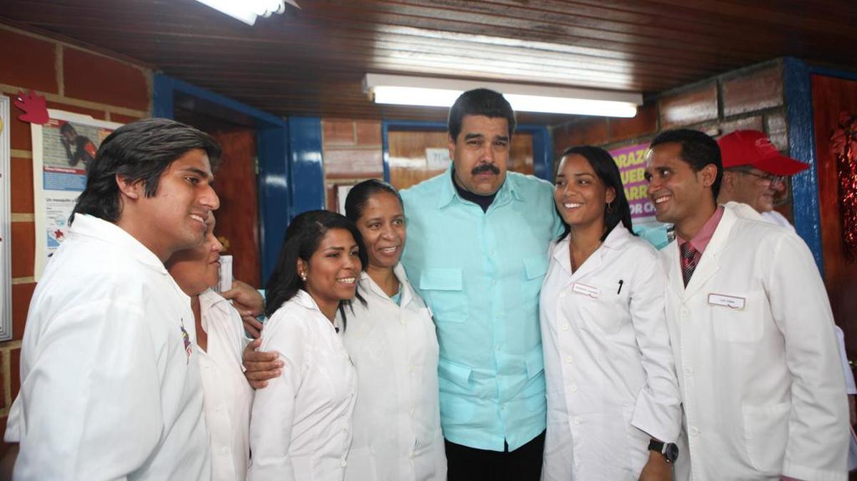 El presidente venezolano Nicolás Maduro (c), participa en un acto de Gobierno para celebrar los 13 años del programa social Barrio Adentro el sábado 16 de abril del 2016, en Caracas.