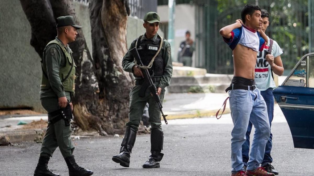 Miembros de la Guardia Nacional Bolivariana (GNB) participan en un operativo en el sector Cota 905 el 13 de julio de 2015, en Caracas (Venezuela).