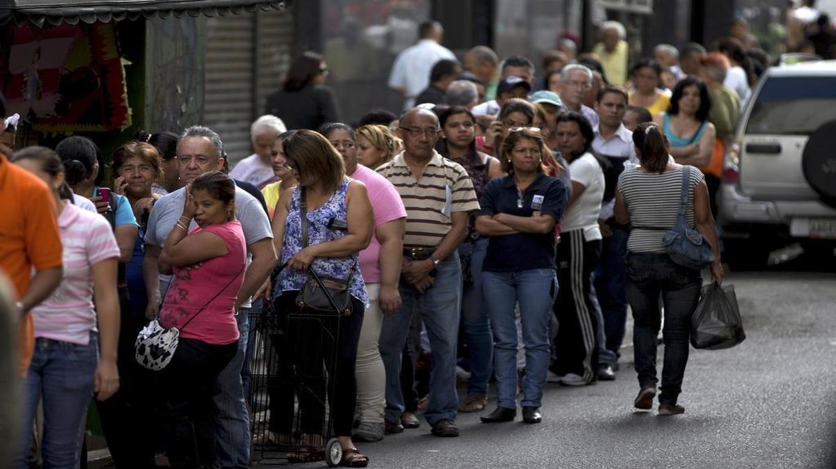 Mientras la mayoría de los venezolanos deben pasar horas haciendo cola para tener acceso a unos cuantos alimentos en los supermercados, los afiliados del chavismo reciben en sus casas bolsas de comida, en una medida populista que busca a castigar a quienes se oponen al régimen de Nicolás Maduro.