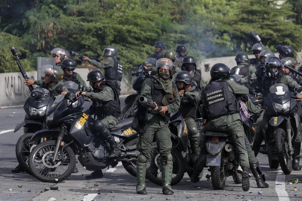 La Guardia Nacional Bolivariana se enfrenta a manifestantes durante una protesta contra Maduro el lunes 10 de julio de 2017, en Caracas, Venezuela.