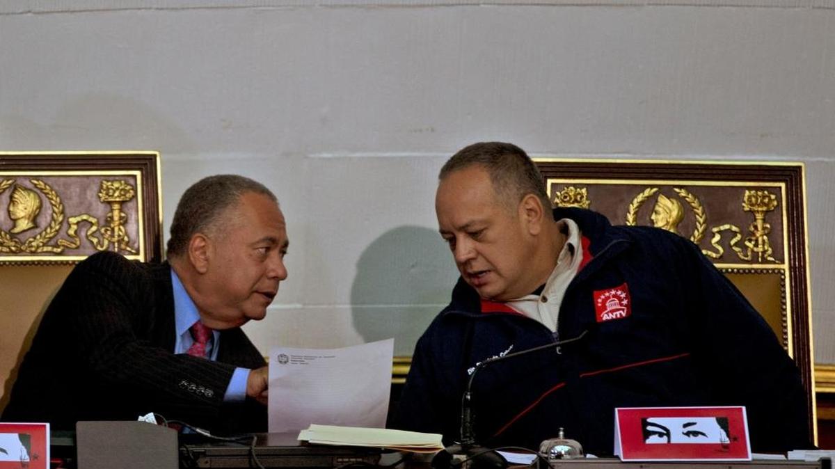 Elvis Amoroso (izq.) conversa con Diosdado Cabello, ex presidente de la AN. Amoroso introdujo una solicitud amparo contra los actuales directivos de ese cuerpo legislativo.