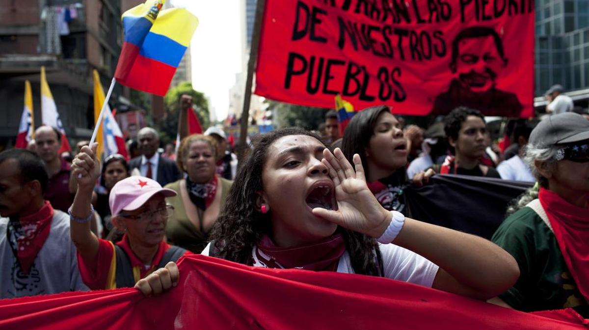 
Miembros de un “colectivo” chavista marchan por las calles de Caracas el 20 de febrero del 2014.


