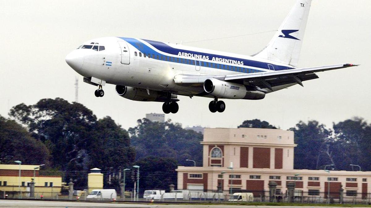Un avión Boeing 737 de Aerolíneas Argentinas aterriza en el aeropuerto de Buenos Aires en 2002.