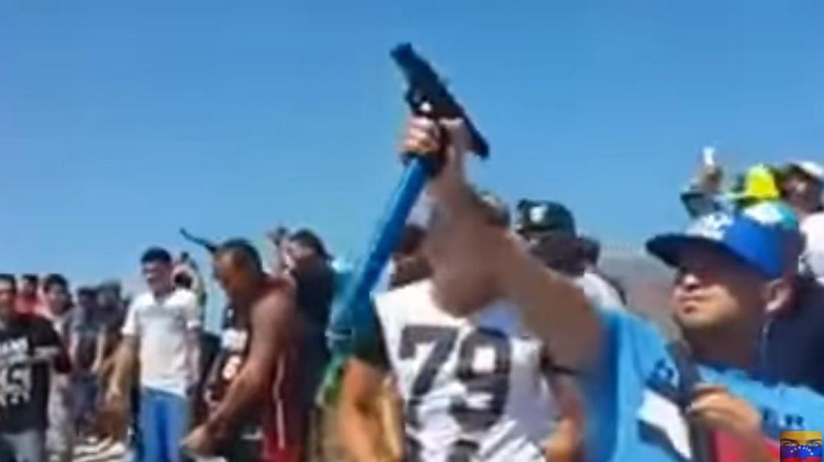 Reclusos en el internado judicial de San Antonio en la isla de Margarita, Venezuela, disparan armas automática en señal de duelo por la muerte de un ex líder del penal.