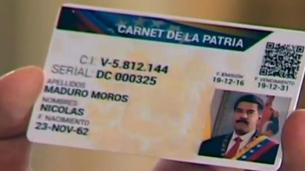 Presidente Nicolás Maduro presenta su “Carnet de la Patria”.