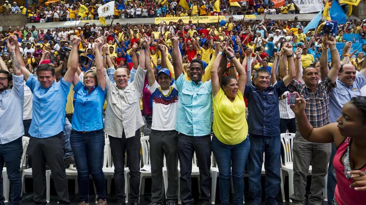 El secretario general de la alianza opositora Mesa de Unidad Democrática (MUD), Jesús Torrealba (4i), el excandidato presidencial venezolano Henrique Capriles (5i), y aspirantes a diputados a la Asamblea Nacional venezolana participan en un acto de campaña hoy, domingo 15 de noviembre del 2015, en Caracas (Venezuela). La oposición venezolana realizó hoy un evento dentro de su campaña electoral para las legislativas en el que se expusieron los cambios que quiere impulsar de ganar la mayoría parlamentaria, entre los que destaca lograr un Parlamento que investigue las irregularidades supuestamente amparadas por el Gobierno.