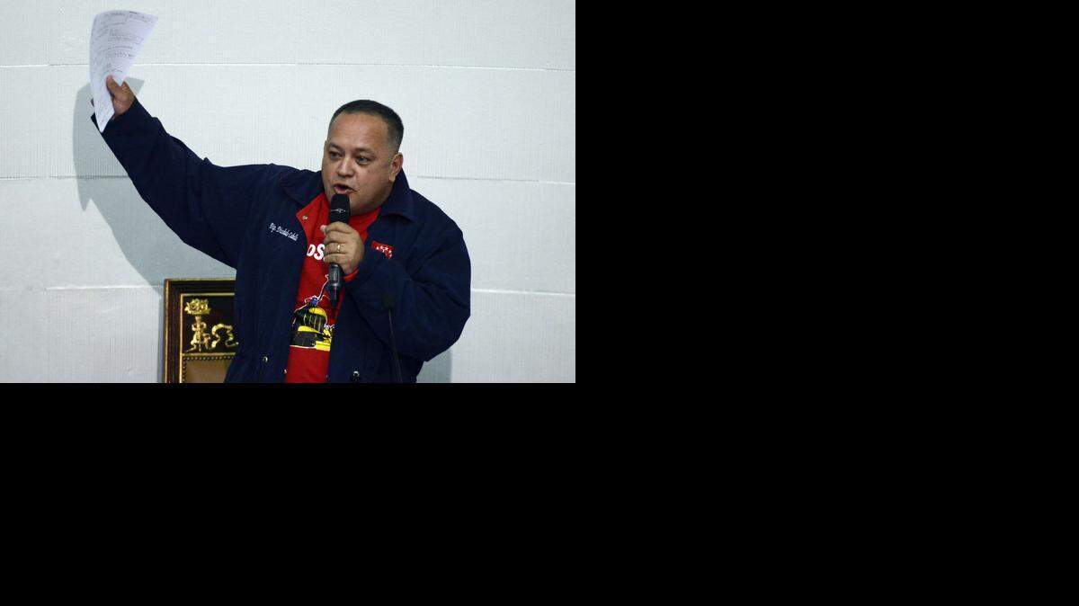 
El presidente de la Asamblea Nacional de Venezuela, Diosdado Cabello, calificó el miércoles de “falsas” las acusaciones de que está siendo investigado en EEUU por presuntos nexos con el narcotráfico a través del llamado cartel de los Soles.
