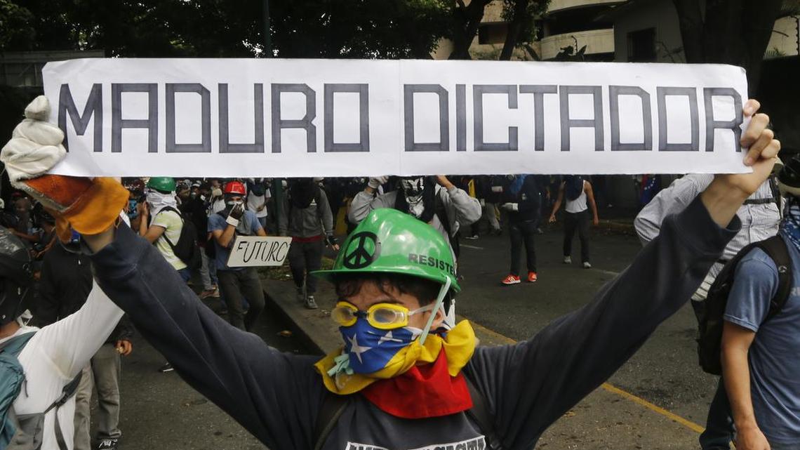 Un manifestante opositor participa en una marcha contra el gobierno de Nicolás Maduro en Caracas el 1 de mayo del 2017.