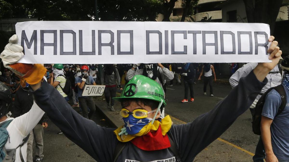 Un manifestante opositor participa en una marcha contra el gobierno de Nicolás Maduro en Caracas el 1 de mayo del 2017.