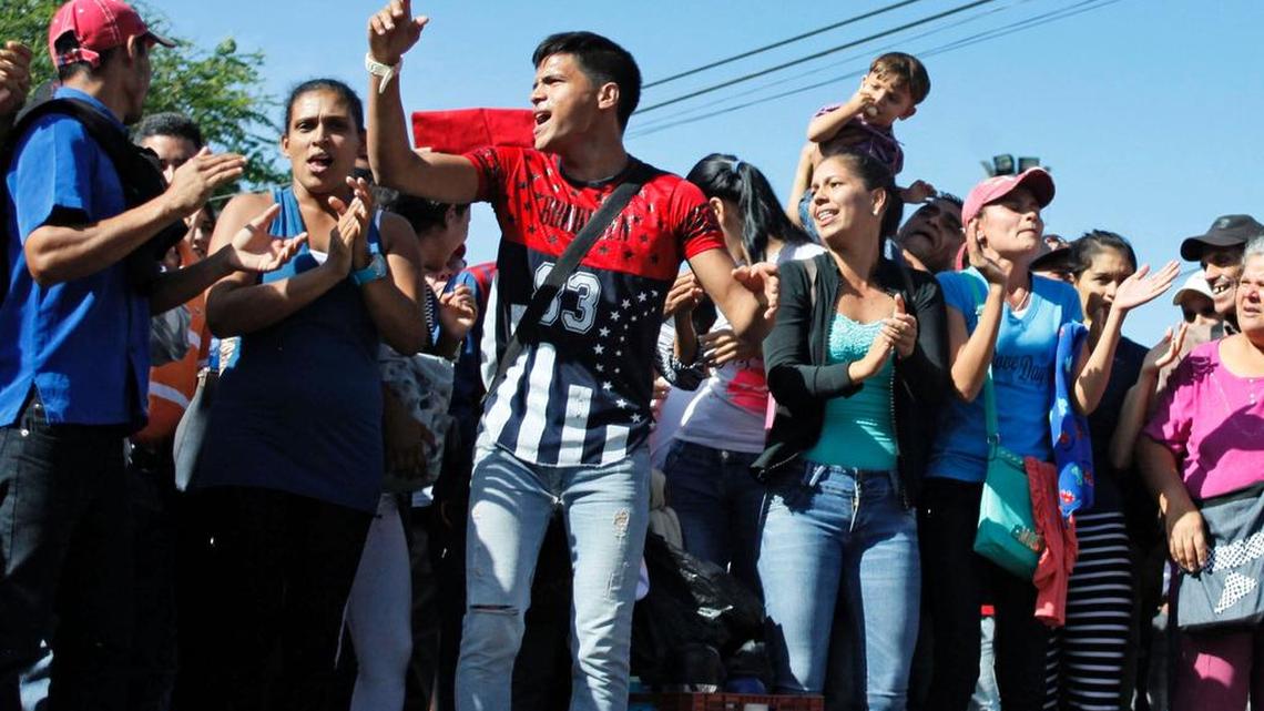 Decenas de personas protestan por la falta de comida en San Cristóbal, Venezuela, el jueves 16 de mayo.