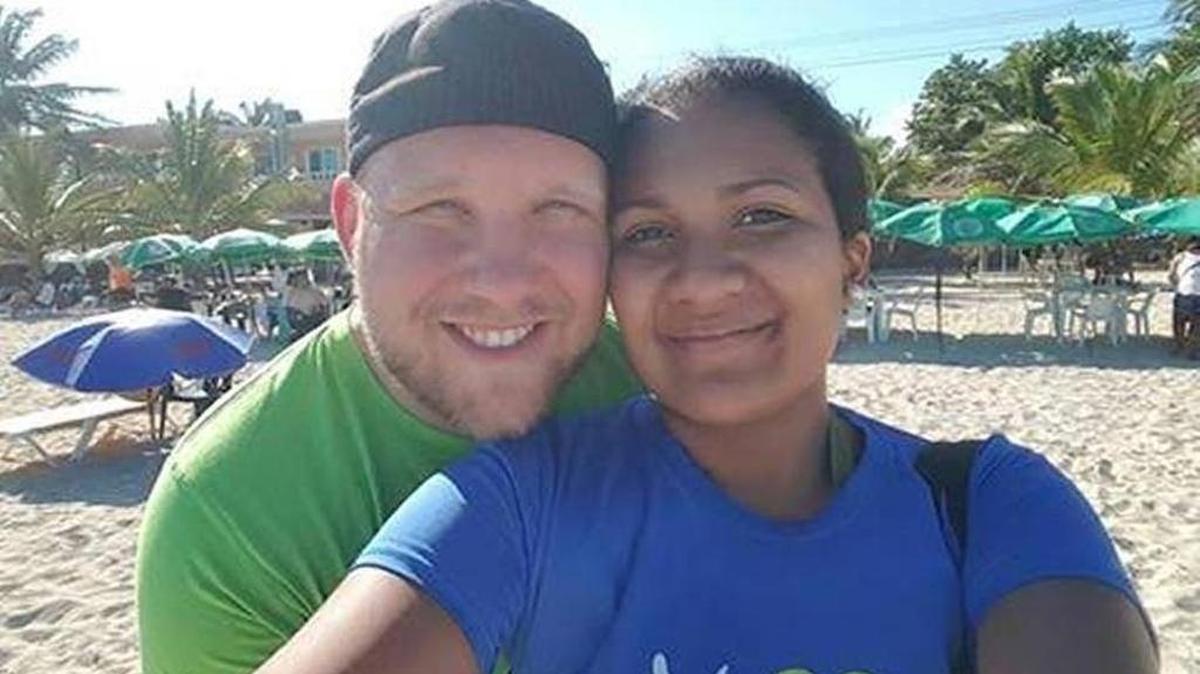 Josh Holt y Thamara Caleño se casaron en junio del 2016 en Venezuela. Dos días después fueron arrestados bajo cargos de posesión de armas. Los dos siguen esperando juicio.