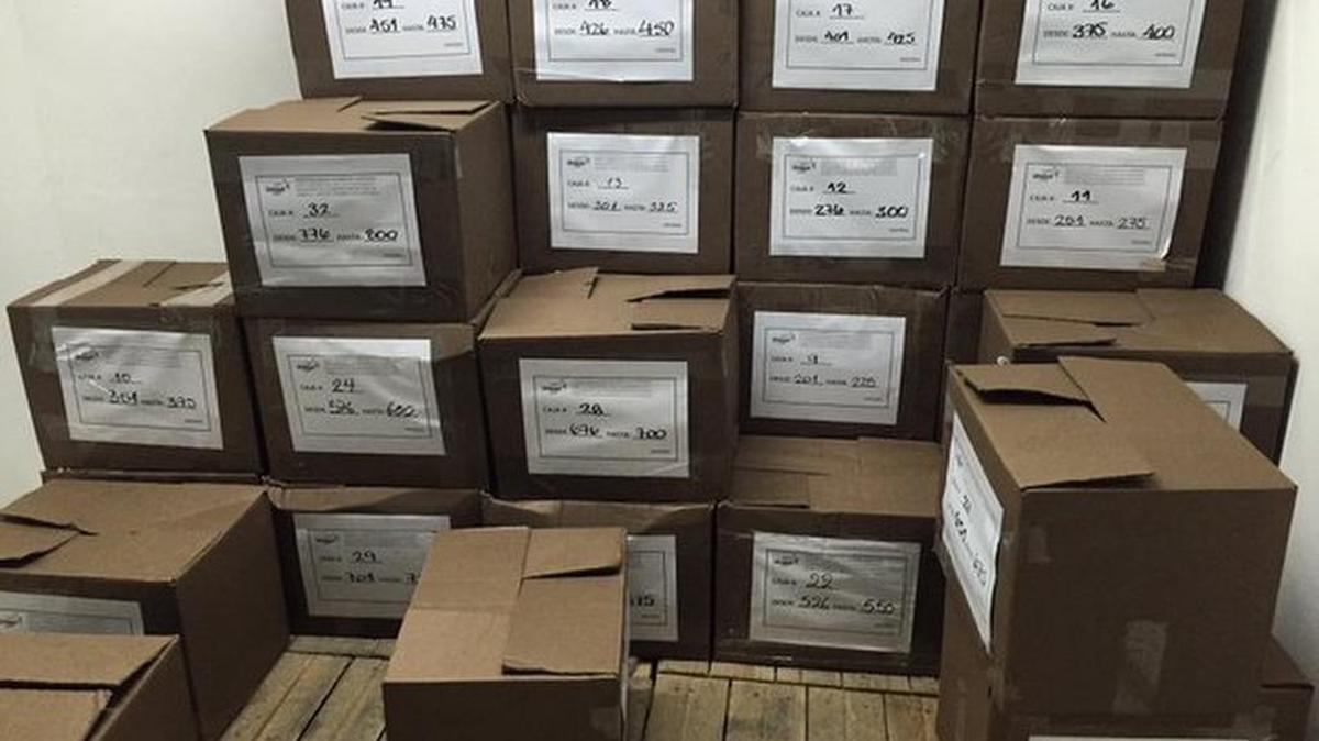 Fotografía cedida por prensa de la coalición opositora Mesa de Unidad Democrática (MUD) donde se observan las cajas que contienen las firmas que solicitan activación de referedúm revocatorio al presidente venezolano Nicolás Maduro el lunes 2 de mayo de 2016, en la ciudad de Caracas (Venezuela).