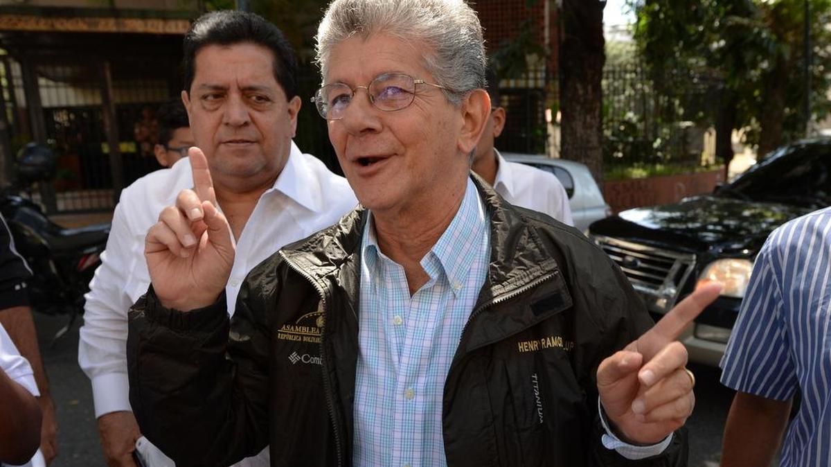 Henry Ramos Allup, presidente de la Asamblea Nacional, participa en una protesta el 12 de octubre en Caracas, Venezuela.