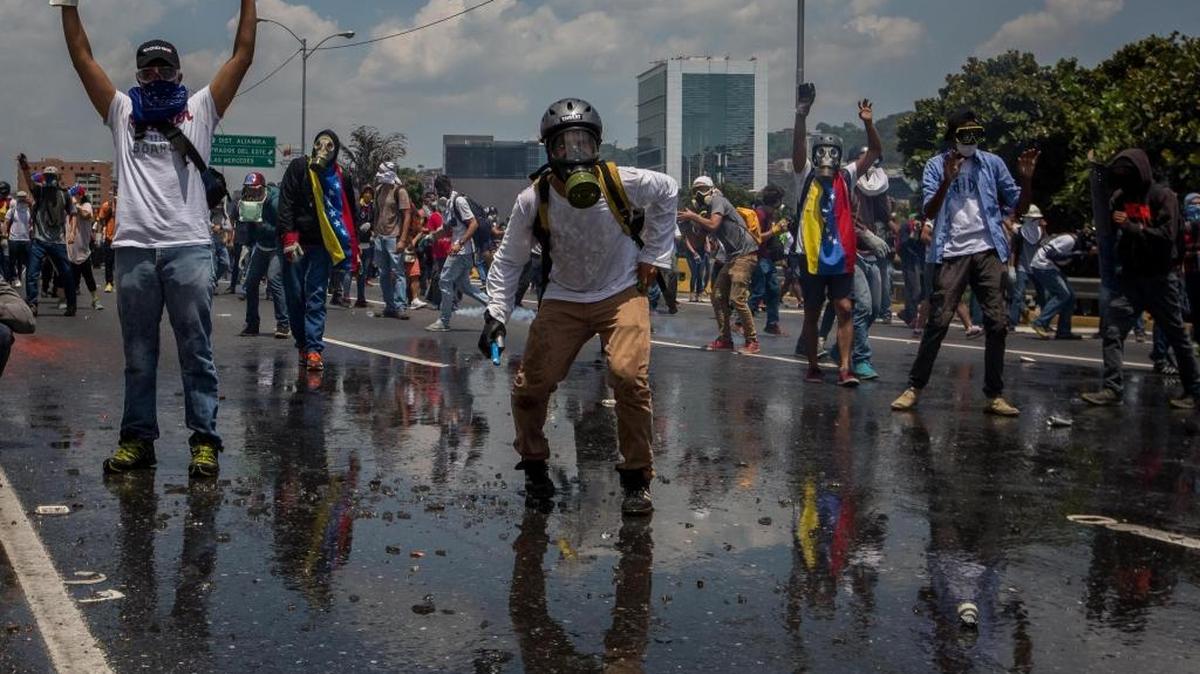Venezolanos participan en una manifestación el miércoles 26 de abril de 2017, en Caracas (Venezuela). Las fuerzas de seguridad de Venezuela dispersaron nuevamente algunas de las marchas convocadas por la oposición en Caracas, que pretendían llegar a la sede principal de la Defensoría del Pueblo en el centro de la capital.