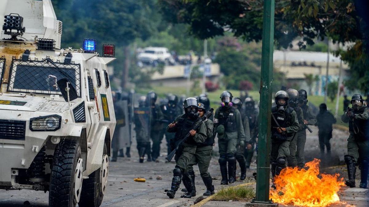 Manifestantes de la oposición y la policía antidisturbios chocan durante una protesta contra el presidente venezolano Nicolás Maduro, en Caracas el 3 de mayo de 2017.