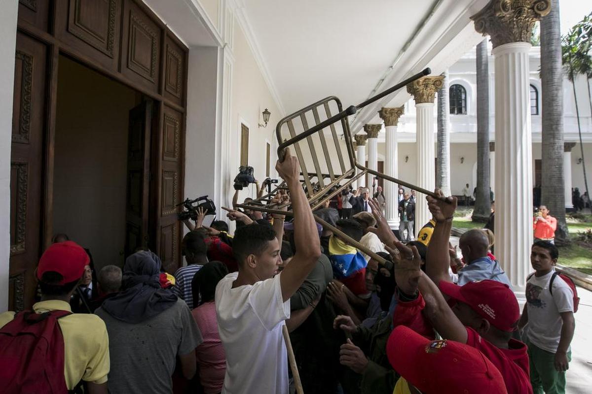 Simpatizantes del Gobierno manifiestan ingresan a la Asamblea Nacional el miércoles 5 de mayo de 2017, en Caracas (Venezuela).