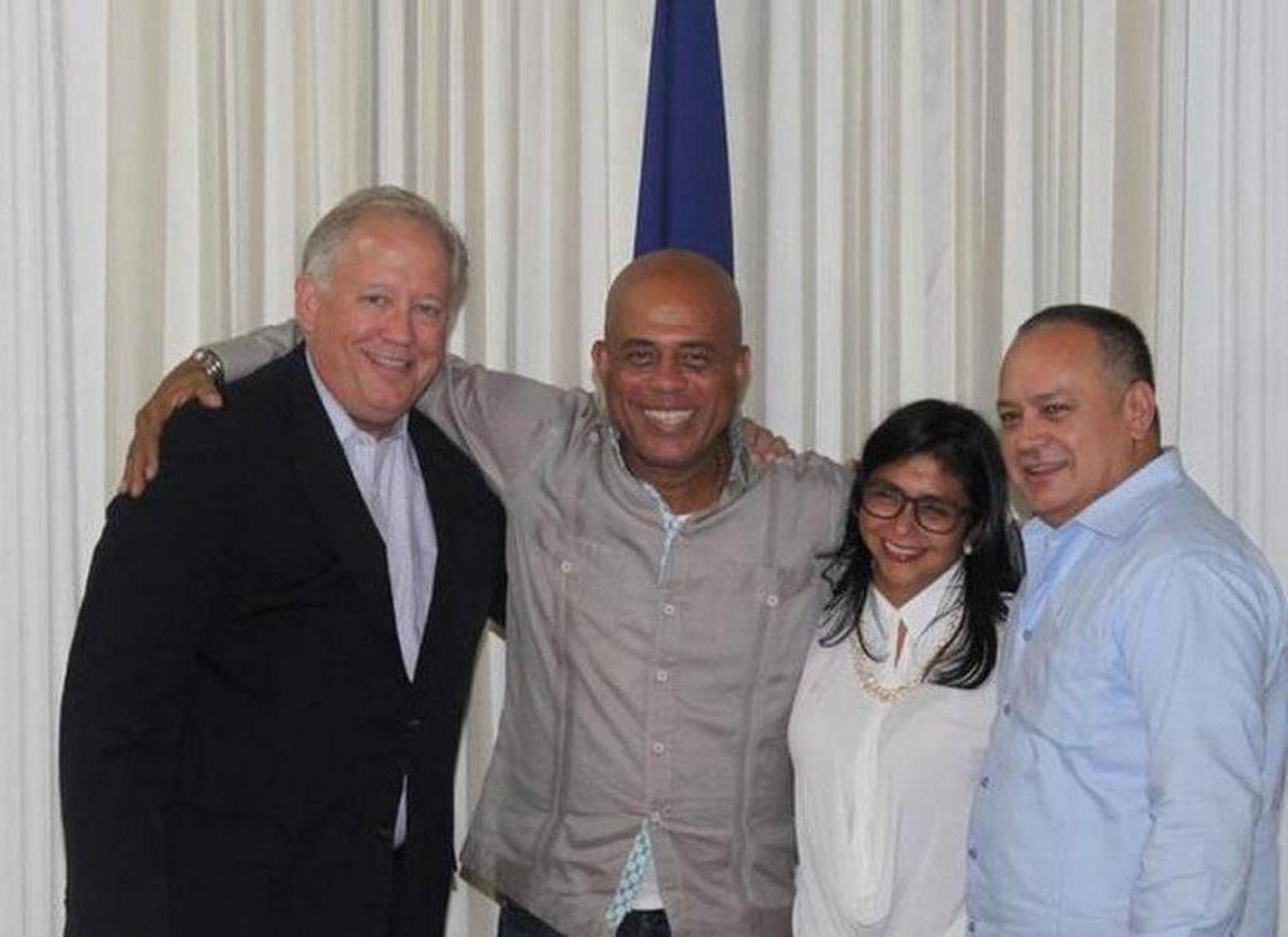 El diplomático estadounidense Thomas Shannon (izq.) se reúne con el presidente haitiano Michel Martelly, la canciller venezolana Delcy Rodríguez y el dirigente chavista Diosdado Cabello, el 13 de junio de 2015 en Haití.