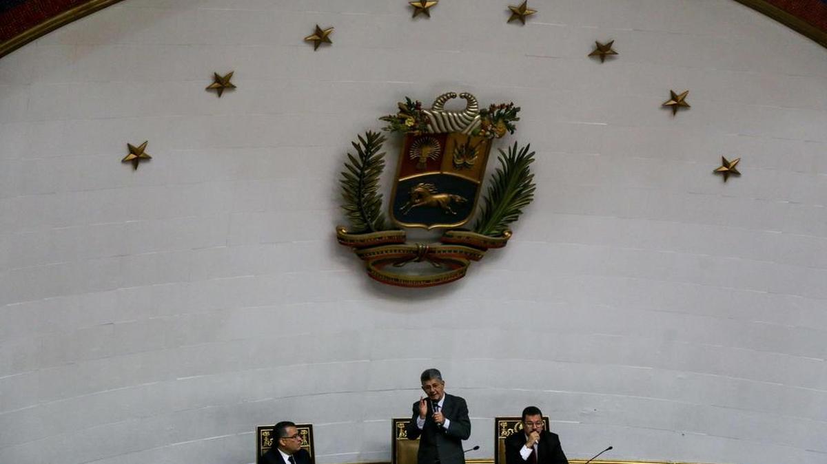 El presidente de la Asamblea Nacional, Henry Ramos (centro), interviene en un debate en la Asamblea Nacional junto a los diputados Enrique Márquez (i) y Simón Calzadilla (d), el domingo 23 de octubre de 2016, en Caracas, Venezuela.