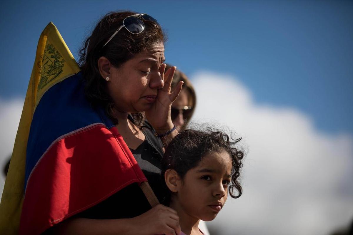 Parientes y simpatizantes del ex inspector de la Policía científica venezolana Óscar Pérez se reúnen el domingo 21 de enero de 2018, en el Cementerio del Este de Caracas (Venezuela) para honrar su memoria en el que fue enterrado por las autoridades con la presencia de solo dos de sus familiares.