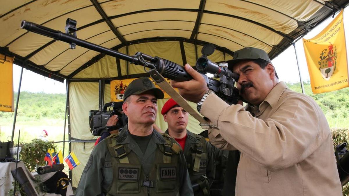 El gobernante venezolano Nicolás Maduro examina un rifle de francotirador ruso durante un ejercicio militar el sábado, en Caracas.