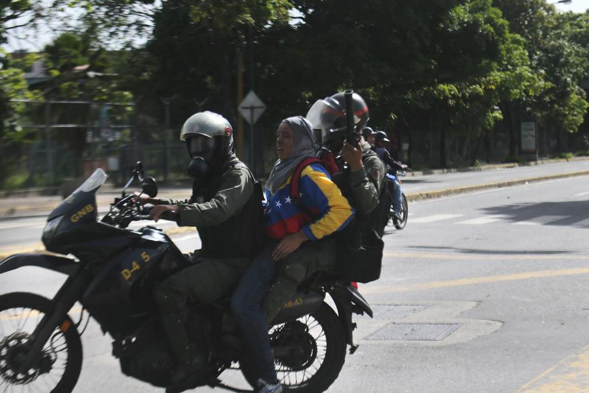 Un manifestante contra el gobierno de Nicolás maduro es detenido por la Guardia Nacional Bolivariana el lunes 26 de junio de 2017, en Caracas.