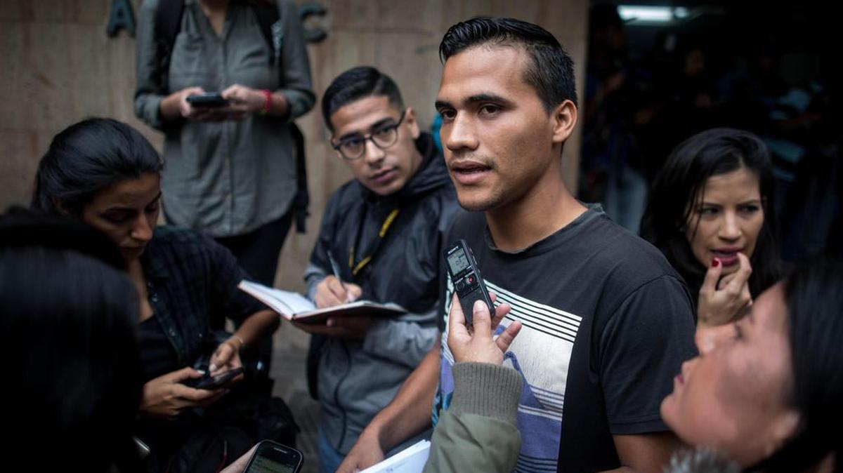 Dany Pérez Cisneros (c), hermano de uno de los detenidos durante la operación de este lunes donde murió Oscar Pérez, habla con la prensa el jueves 18 de enero de 2018, en Caracas (Venezuela).