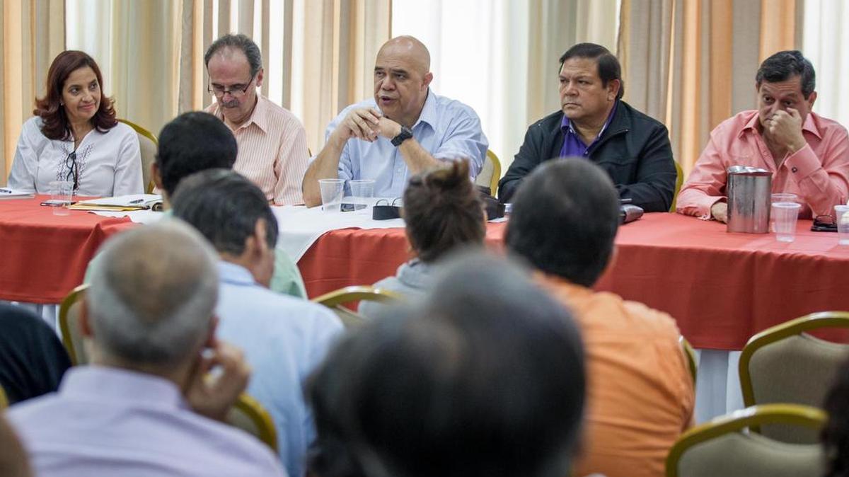 El secretario general de la coalición opositora MUD, Jesús Torrealba (cen.), durante una reunión con ciudadanos en Caracas.