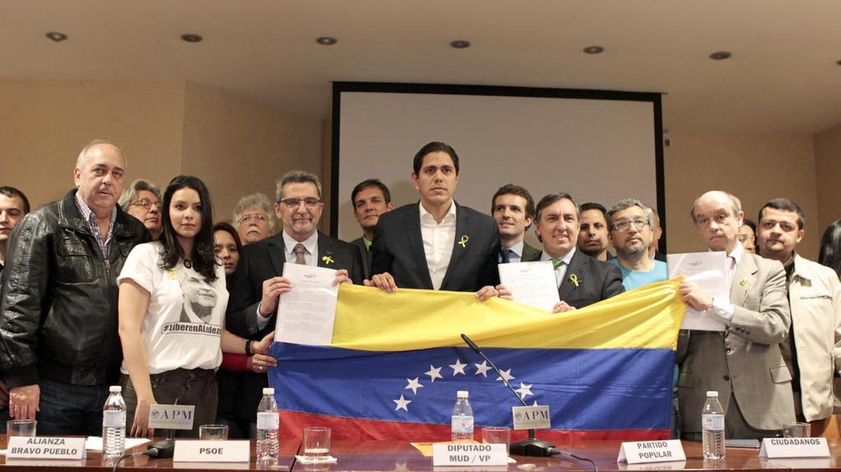 El secretario ejecutivo de Relaciones Internacionales del PP, José Ramón García-Hernández (1er término-2d), y el vicesecretario de Comunicación del partido, Pablo Casado (2do término-4d), entre otros, posan durante la presentación del Informe de la Organización de Estados Americanos (OEA) sobre Venezuela, organizada por la Mesa de la Unidad Democrática de Venezuela en España.