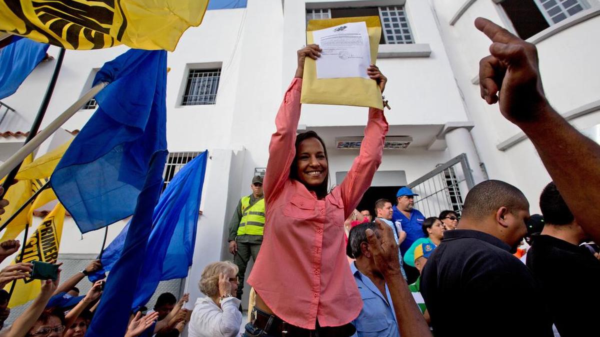 La recién electa diputada Marialbert Barrios muestra su credencial como parlamentaria el miércoles 9 de diciembre, en Caracas, Venezuela.