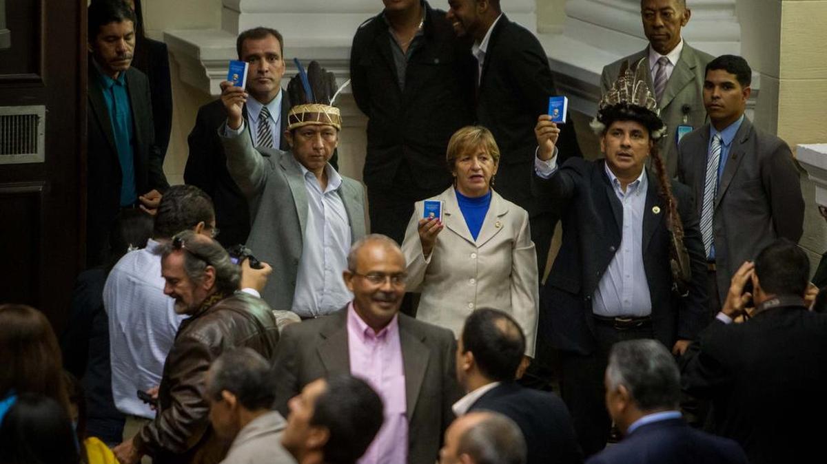 Los diputados Julio Ygarza (2d), Nirma Guarulla (c) y Romel Guzamana (2i) permanecen en el hemiciclo de sesiones del Parlamento Venezolano para juramentar en la Asamblea Nacional el jueves 28 de julio de 2016, en Caracas (Venezuela).