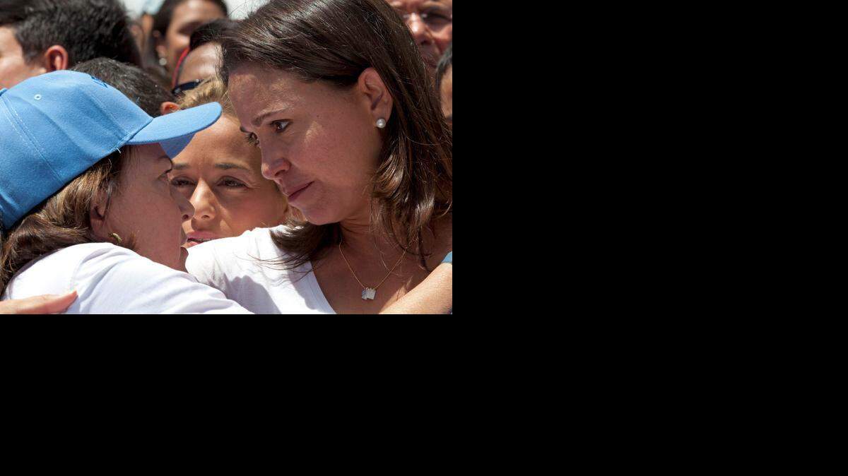 
Mitzy Capriles de Ledezma, izquierda, esposa del alcalde encarcelado, saluda a María Corina Machado.
