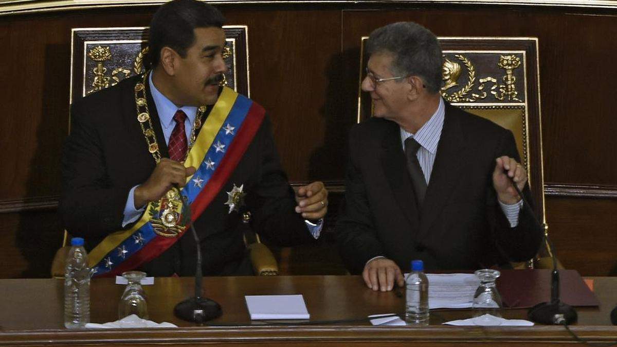 El presidente de Venezuela, Nicolás Maduro (izq.) habla con el presidente de la Asamblea Nacional, Henry Ramos Allup (der.), en su informe anual a la Asamblea Nacional el 15 de enero de 2016.