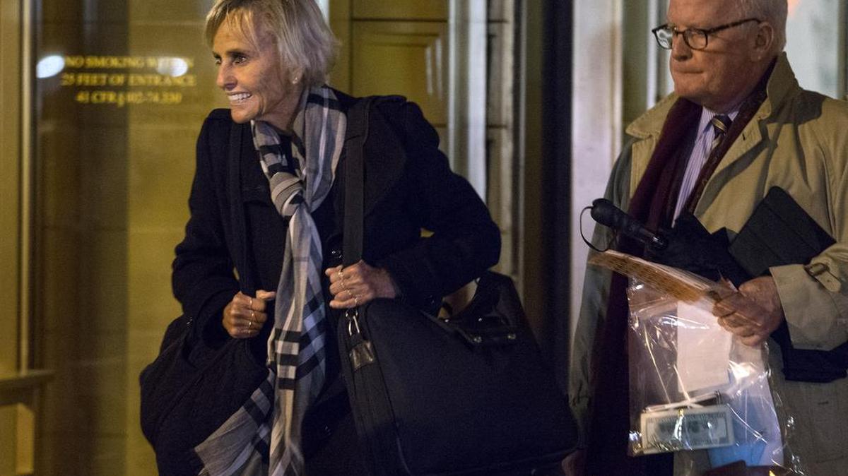Los abogados Rebekah Poston y John Riley, abogados de Francisco Flores de Freitas, abandonan la corte federal el 12 de noviembre en Nueva York. Flores de Freitas y Efraín Antonio Campo Flores, ambos sobrinos de la primera dama de Venezuela, están acusados de narcotráfico.