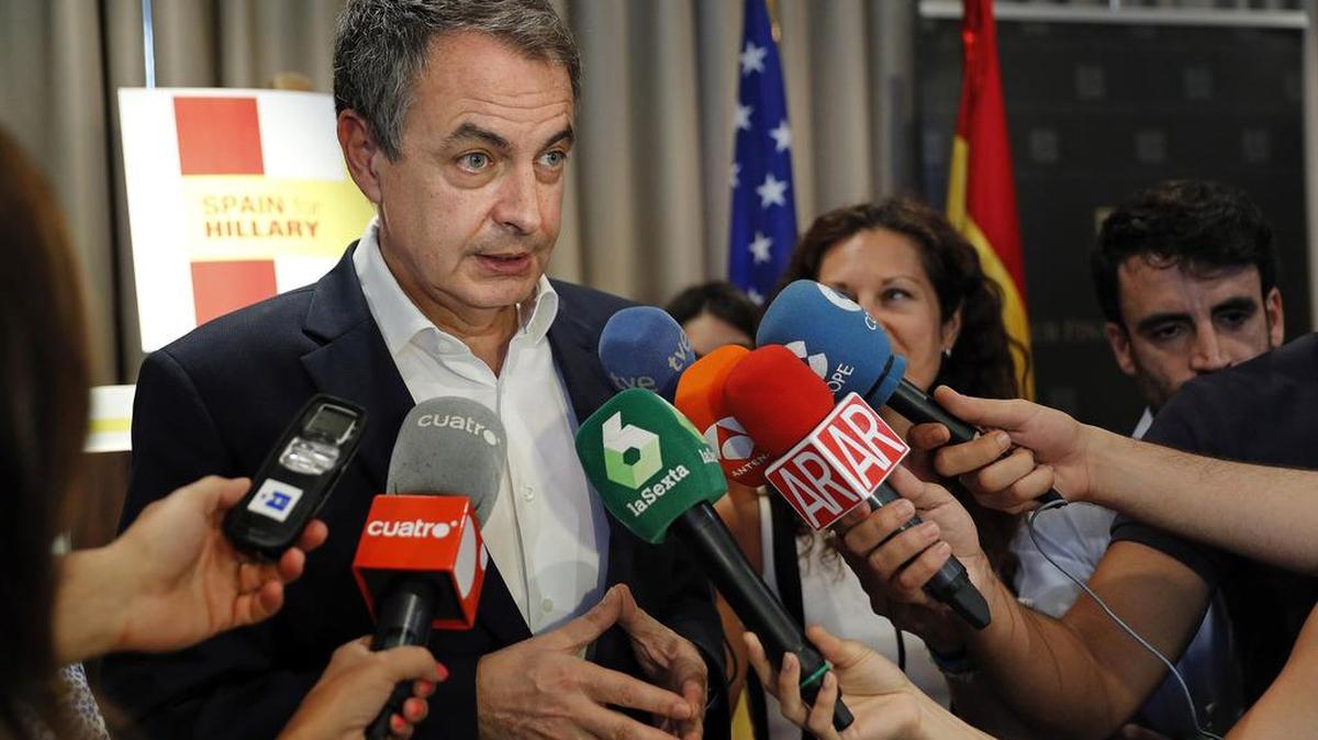 El ex presidente del Gobierno José Luis Rodríguez Zapatero realiza declaraciones a la prensa antes de participar en una charla de apoyo a la candidatura demócrata de Hillary Clinton a la presidencia de EEUU hoy en Madrid.