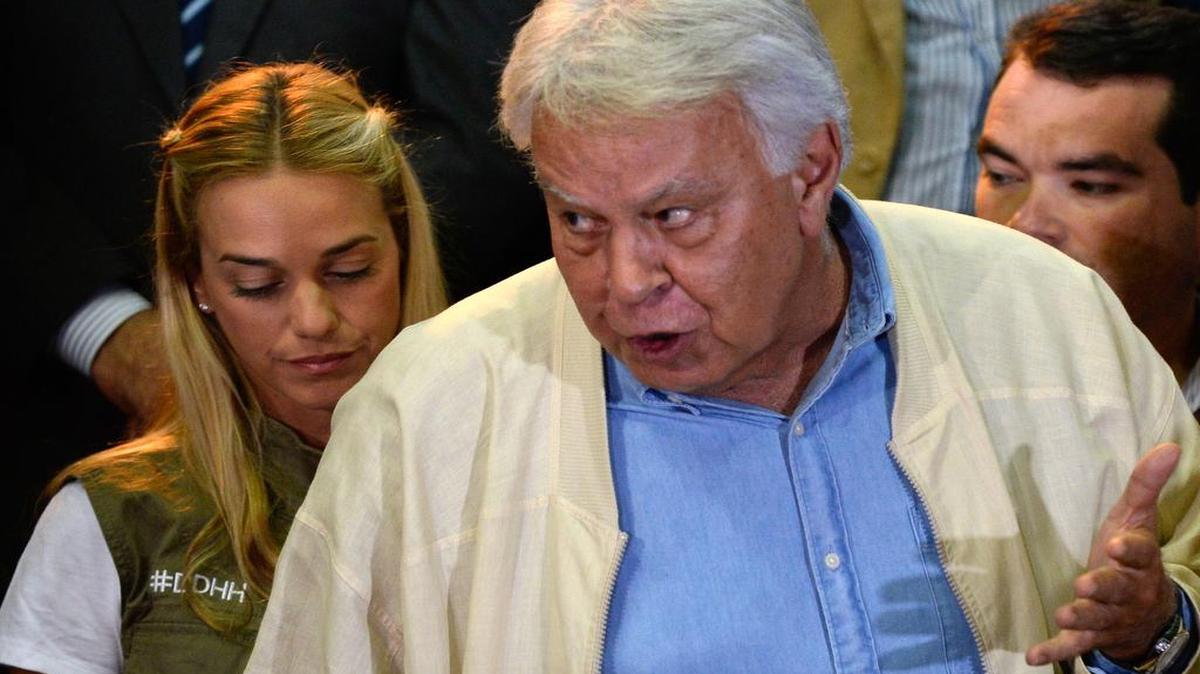 De izquierda a derecha, Lilian Tintori y el ex presidente español Felipe González en Caracas. 
