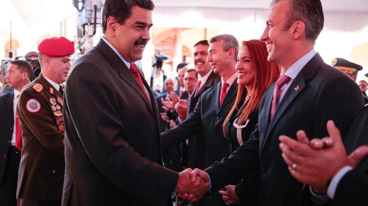 El presidente venezolano Nicolás Maduro, a la izquierda, saluda al nuevo vicepresidente Tarek El Aissami, durante un encuentro el jueves en el fuerte 4F.