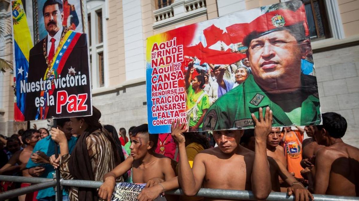 Un grupo de personas partidarias del chavismosa participan el martes en una manifestación, en las inmediaciones de la Asamblea Nacional en Caracas. Protestan contra la Ley de Producción Nacional.