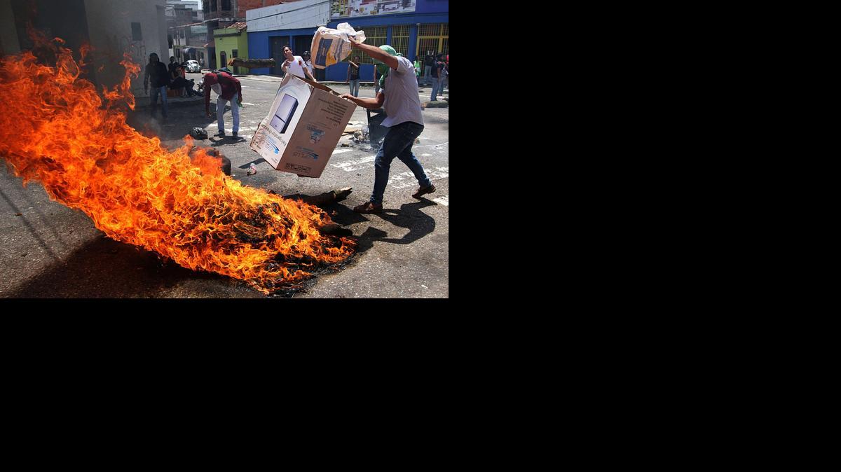 
Un grupo de estudiantes queman neumáticos el martes durante una protesta contra el presidente venezolano Nicolás Maduro, en San Cristóbal, Venezuela.
