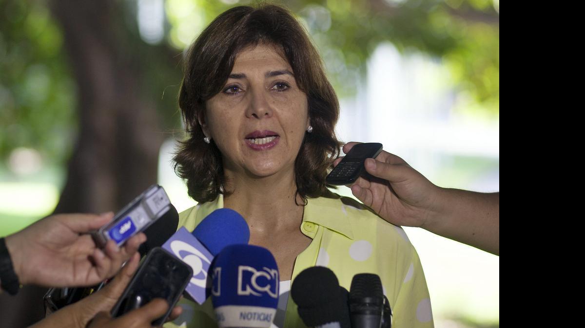 
 La canciller colombiana, María Ángela Holguín, conversa con periodistas hoy, lunes 22 de junio de 2015, en el Palacio de Convenciones de La Habana (Cuba), donde continúan los diálogos de paz con los representantes de la guerrilla de las FARC-EP. 
