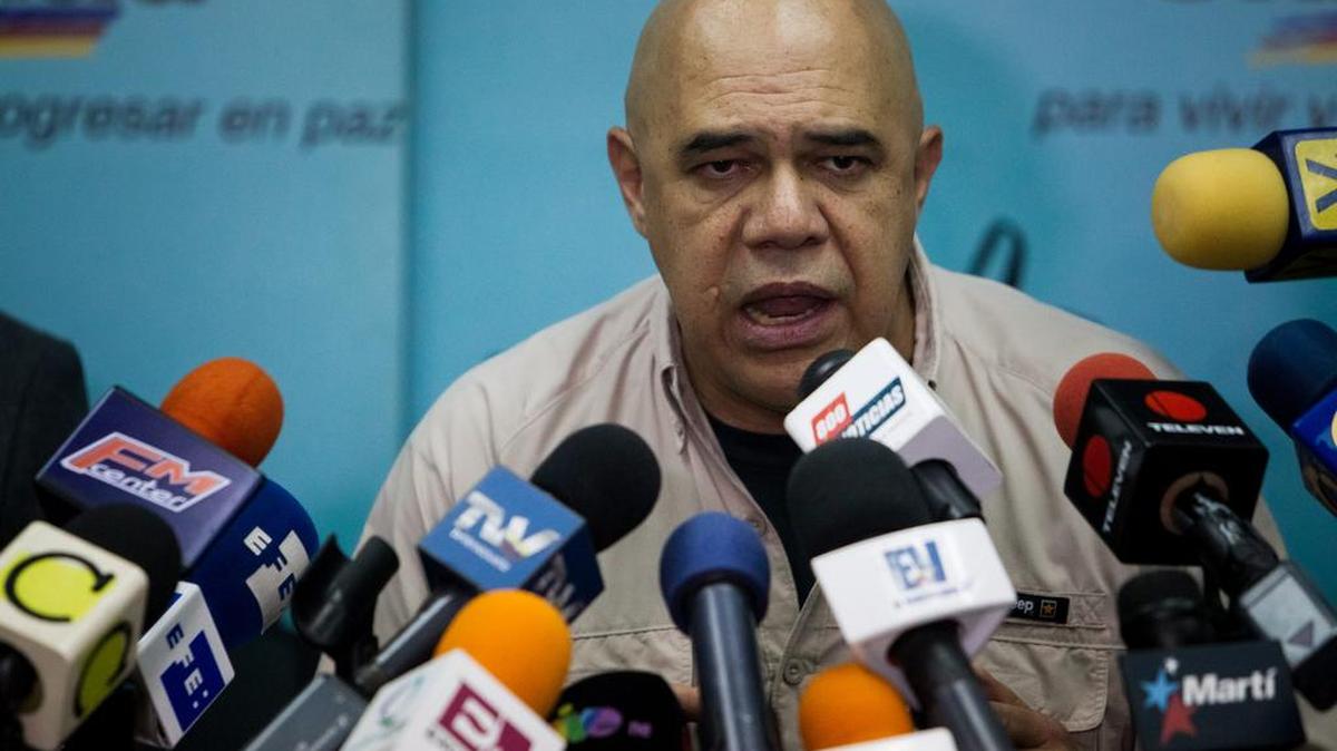 
 El secretario ejecutivo de la coalición opositora venezolana Mesa de la Unidad Democrática (MUD), Jesús Torrealba, habla sobre la inseguridad en Venezuela y otros asuntos de actualidad, durante una rueda de prensa el viernes 21 de agosto de 2015, en Caracas (Venezuela). 
