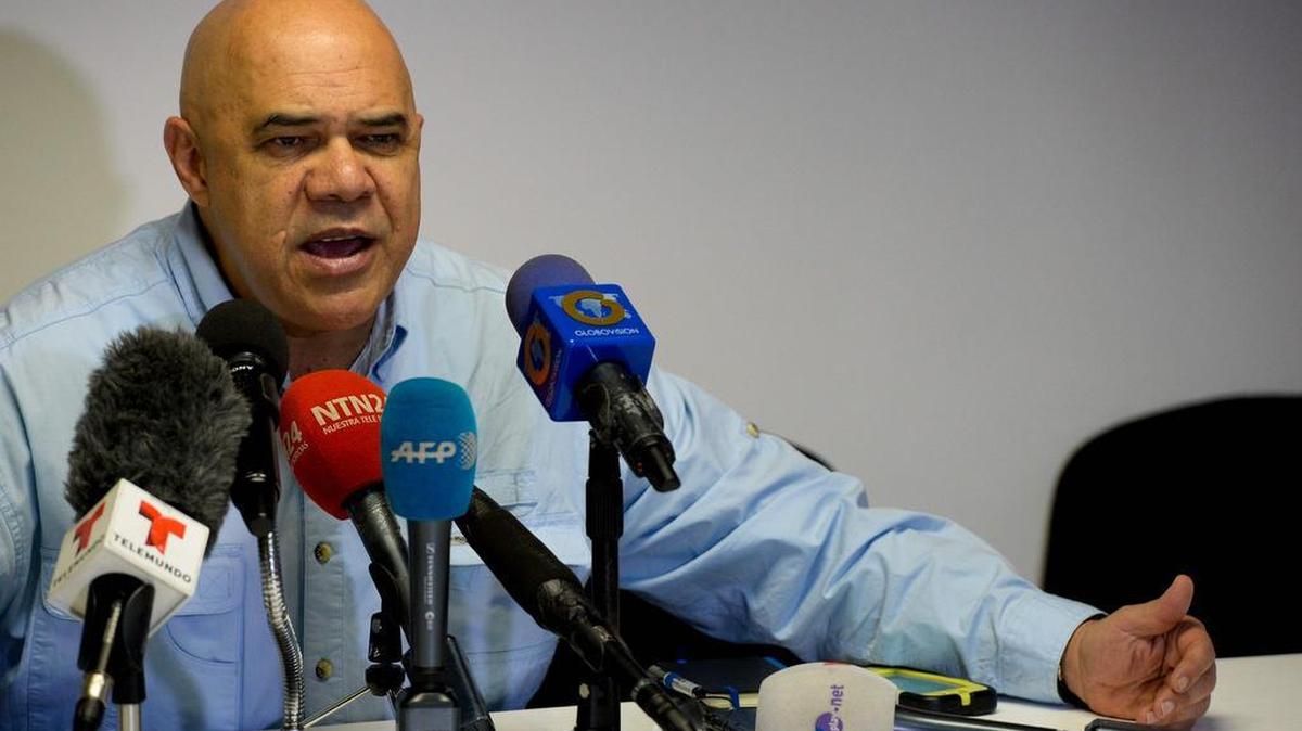 El secretario ejecutivo de la alianza opositora Mesa de la Unidad Democrática (MUD), Jesús Torrealba habla con la prensa el 11 de junio en Caracas.