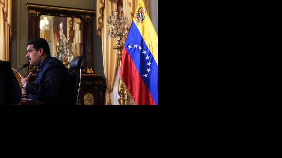 
El presidente venezolano Nicolás Maduro se reúne con su gabinete ministerial el lunes en la noche, en el Palacio de Miraflores, Caracas. 
