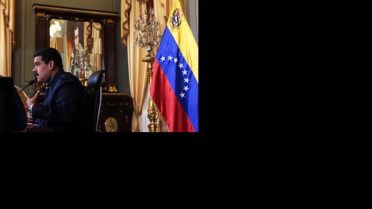 
El presidente venezolano Nicolás Maduro se reúne con su gabinete ministerial el lunes en la noche, en el Palacio de Miraflores, Caracas. 
