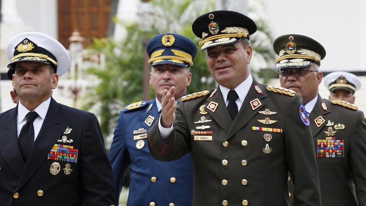 El ministro de Defensa de Venezuela, Vladimir Padrino López, en una reunión en el edificio de la Asamblea Nacional el 8 de agosto de 2017.